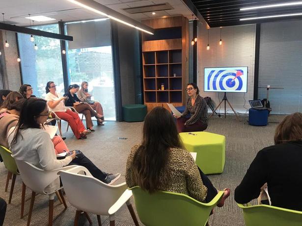 Roda de conversa em um espaço corporativo