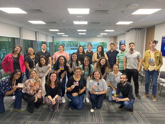 Turma sentada no chão depois de uma oficina